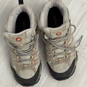 Merrell Women's Tan and Black Athletic Shoes